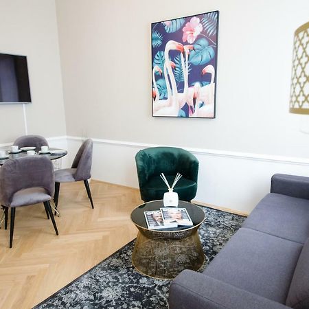 Studio Apartments Urania - Mai'S Apartments Wina Bagian luar foto