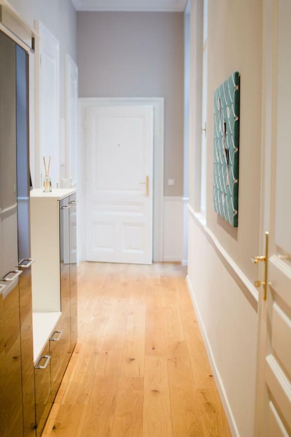 Studio Apartments Urania - Mai'S Apartments Wina Bagian luar foto