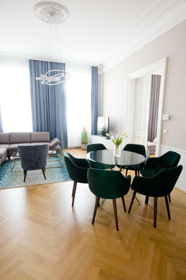 Studio Apartments Urania - Mai'S Apartments Wina Bagian luar foto