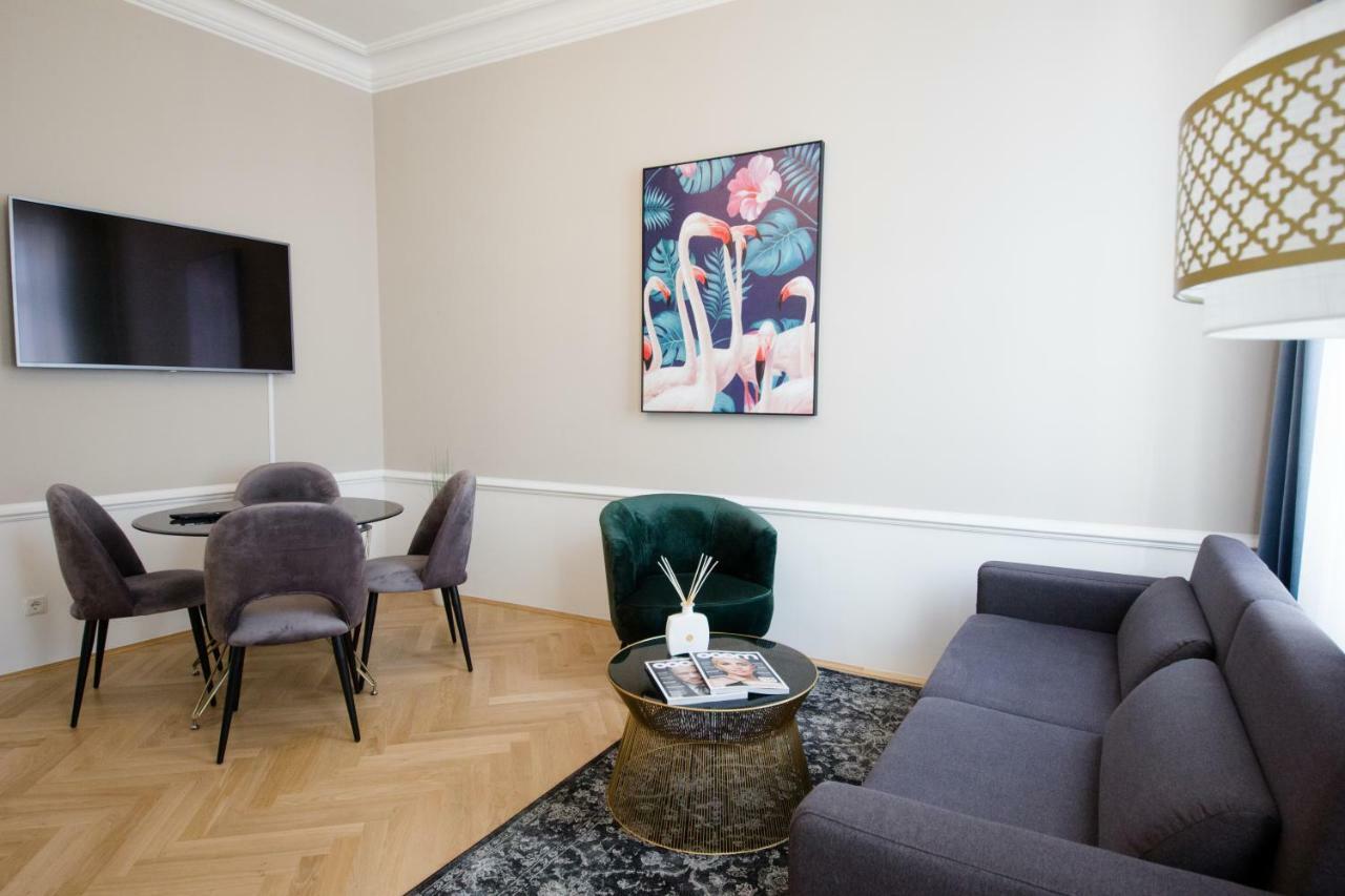 Studio Apartments Urania - Mai'S Apartments Wina Bagian luar foto