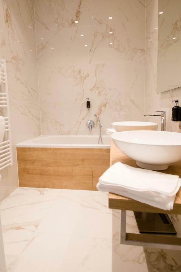Studio Apartments Urania - Mai'S Apartments Wina Bagian luar foto