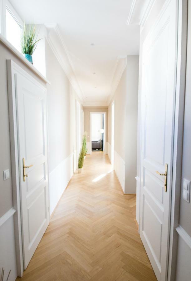 Studio Apartments Urania - Mai'S Apartments Wina Bagian luar foto