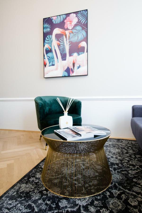 Studio Apartments Urania - Mai'S Apartments Wina Bagian luar foto